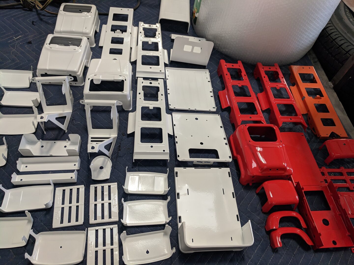 A table with many different parts of a model car.